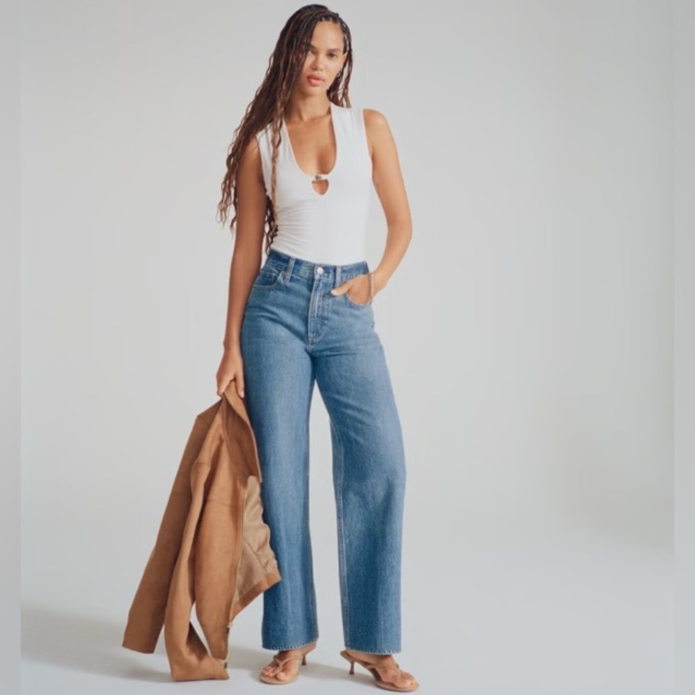 NWT! Abercrombie Curve Love Loose High Rise Jeans Medium Wash | Size 26 |